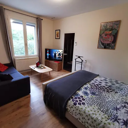 Belle D'hotes Avec Petit Dejeuner Chez Phil Et Isa Bed & Breakfast