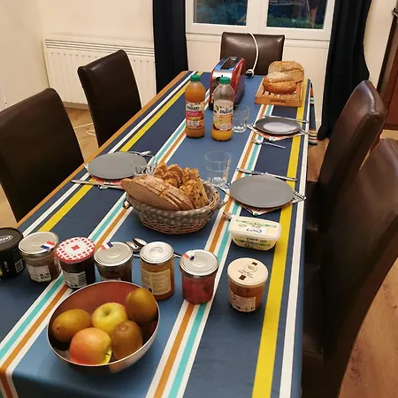 Belle D'hotes Avec Petit Dejeuner Chez Phil Et Isa *